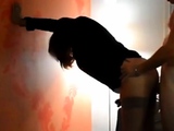 debout contre le mur