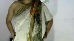 Indian Bhabhi's Steamy Webcam Show In A Saree