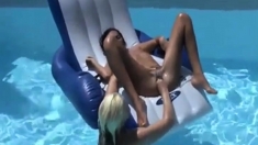 elle fist sa copine dans la piscine