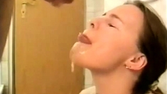 Sie Laesst Sich Ins Gesicht Spritzen